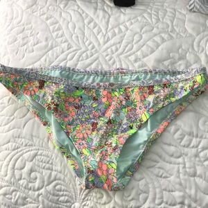 NWOT Victoria’s Secret Ruffled Bikini Bottoms